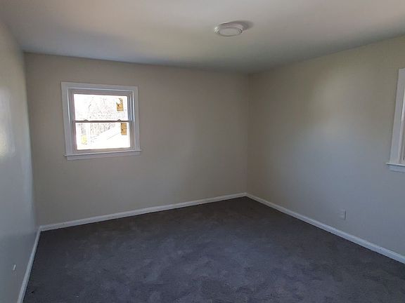 4th image of 404 Huffman St