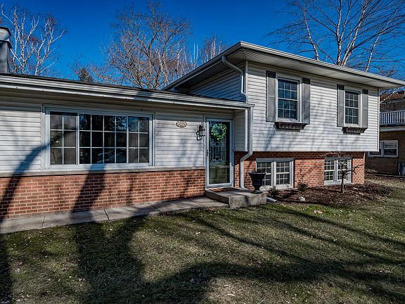 2nd image of 3S249 Cypress Dr