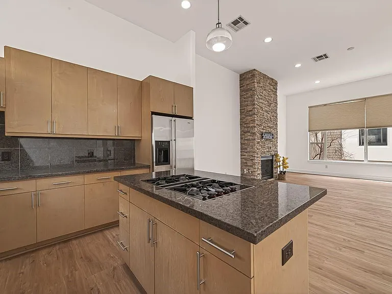 724 Ruthven St — Photo 13