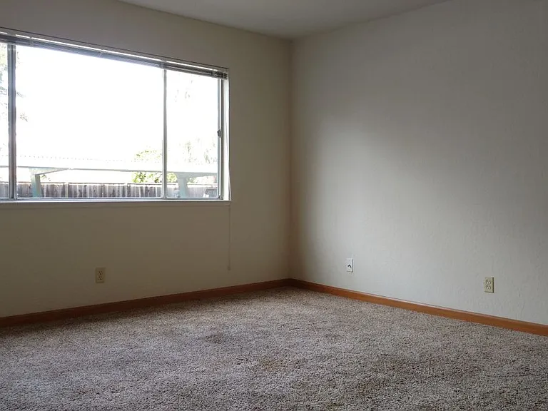 22065 Hathaway Ave — Photo 10