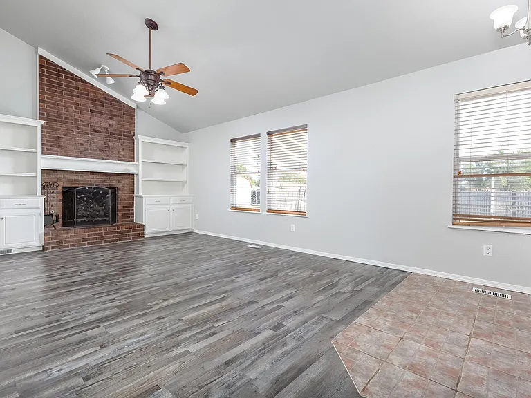 907 W Tesio Way — Photo 2