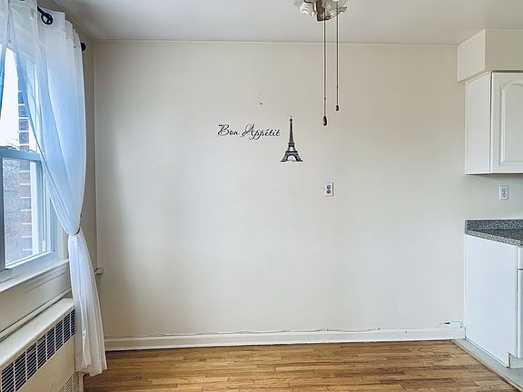 2nd image of 2833 46th St #2