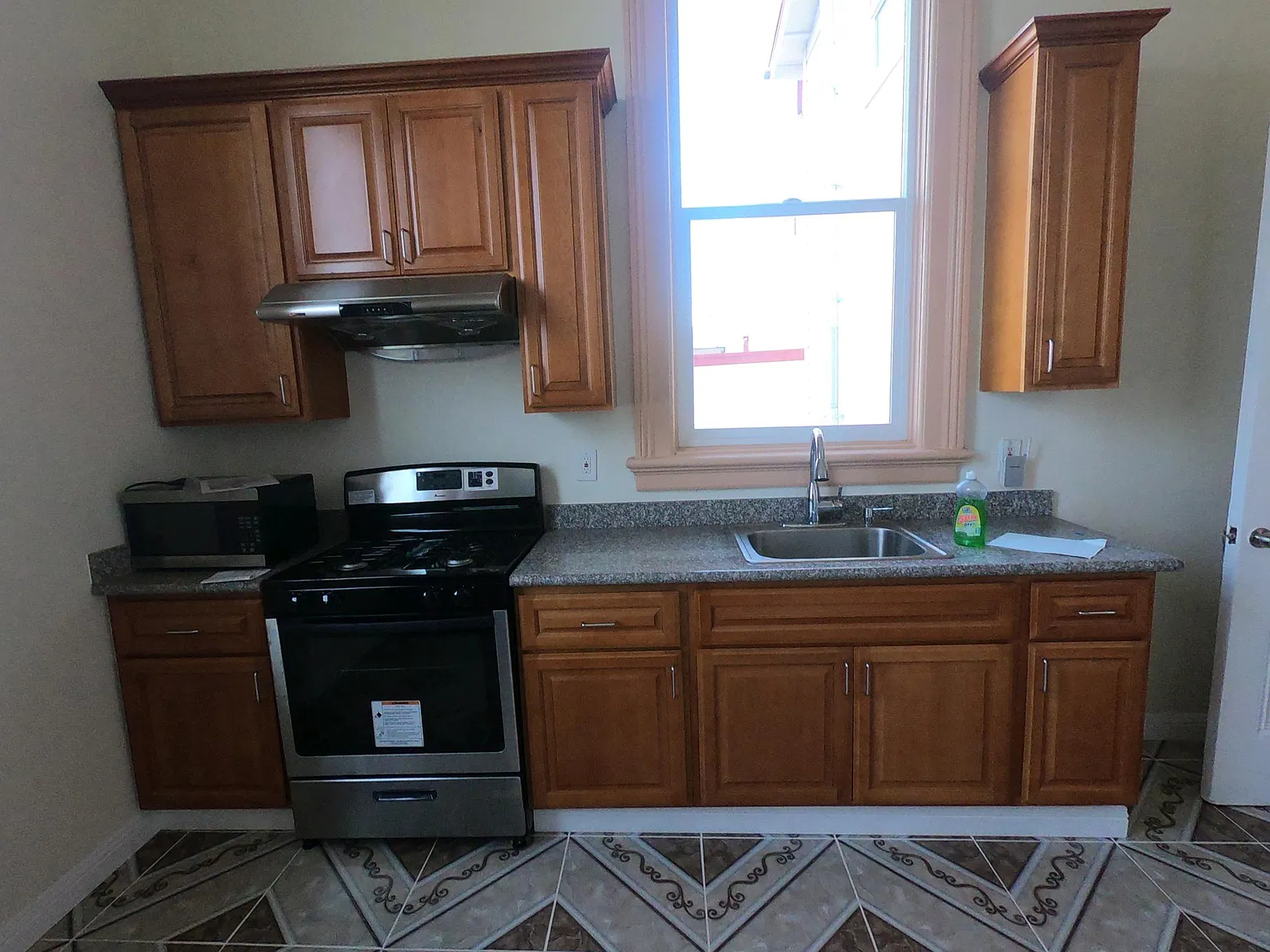 1 bed, 150 sqft, $1,300 — Photo 3