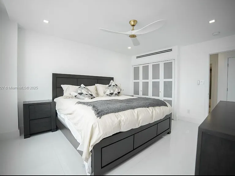 5600 Collins Ave #14K — Photo 10