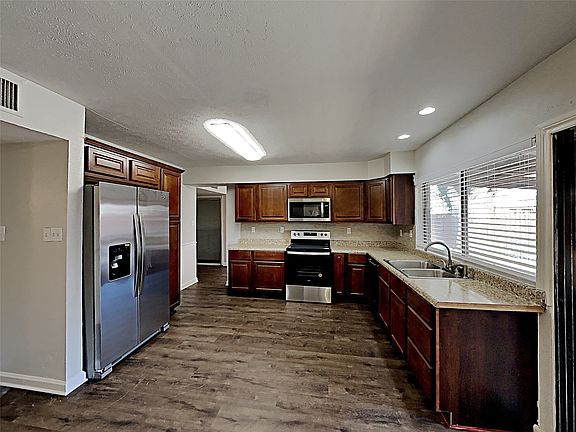 4th image of 3522 Whitney Dr