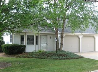 825 Hampton Cir #8, Aurora, OH 44202