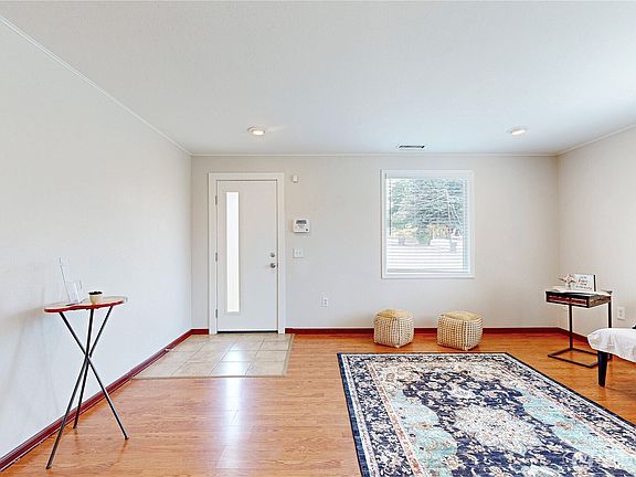 4th image of 428 SE Date Avenue