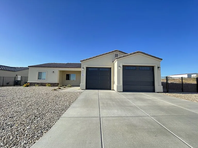2265 E Robby Loop — Photo 2