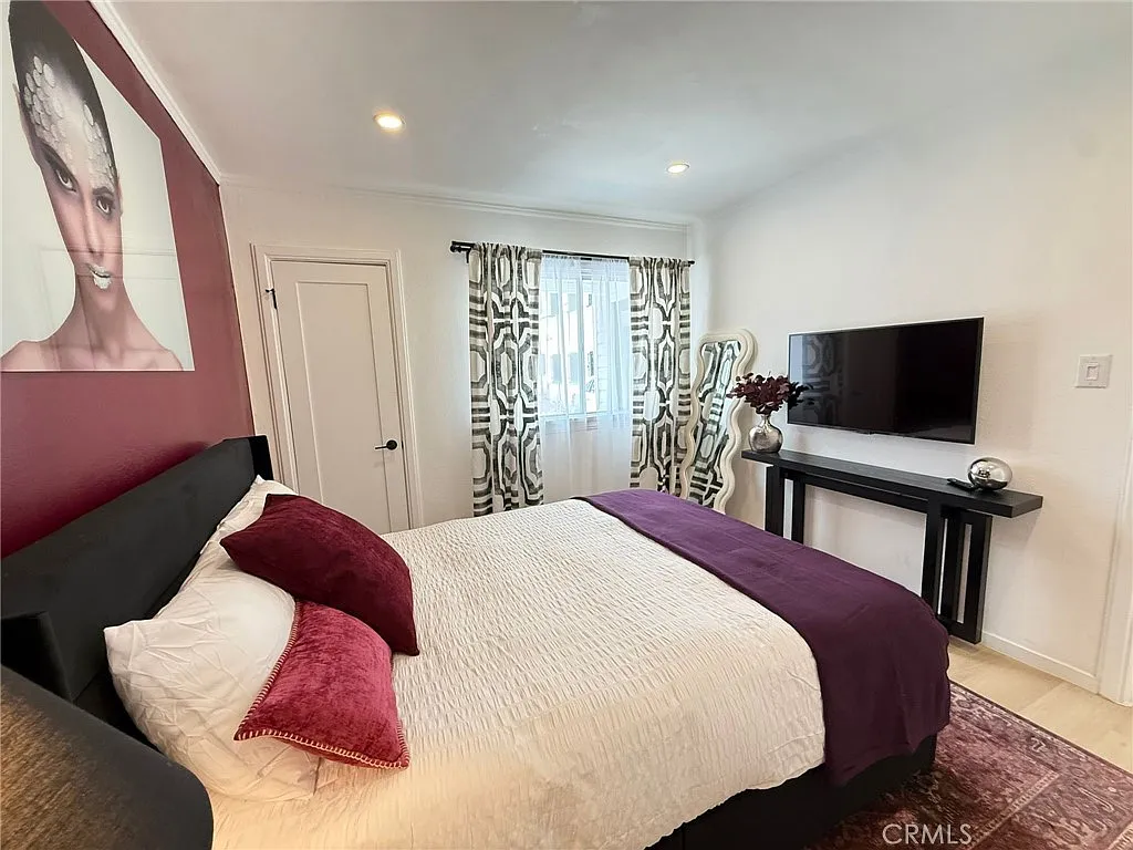 2 bed, 850 sqft, $5,950 — Photo 2