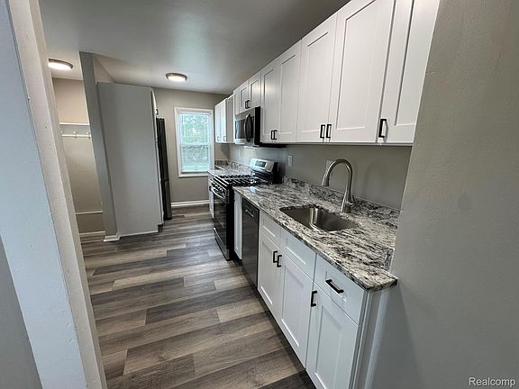 5th image of 22447 Oaklane St