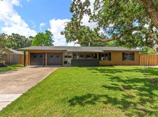 104 Pin Oak St, Lake Jackson, TX 77566