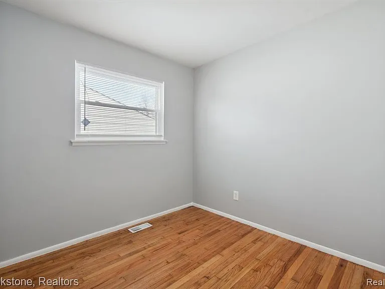 23583 Columbus Ave — Photo 3