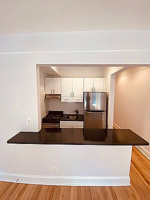 4th image of 370 E 69th St #2P