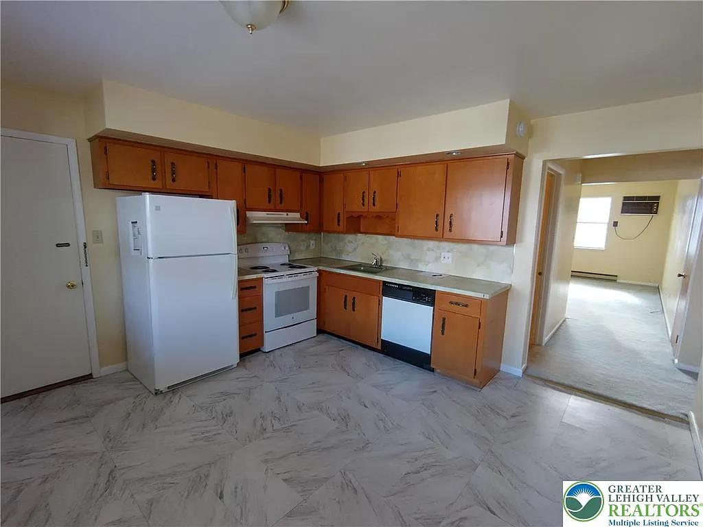 2 bed, 1.0 bath, 1000 sqft, $1,100 — Photo 2