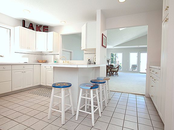 4th image of 109 Prospect St