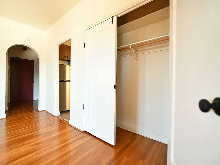479 Merritt Ave — Photo 17