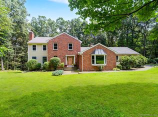 2 Sweetbriar Ln, Newtown, CT 06470