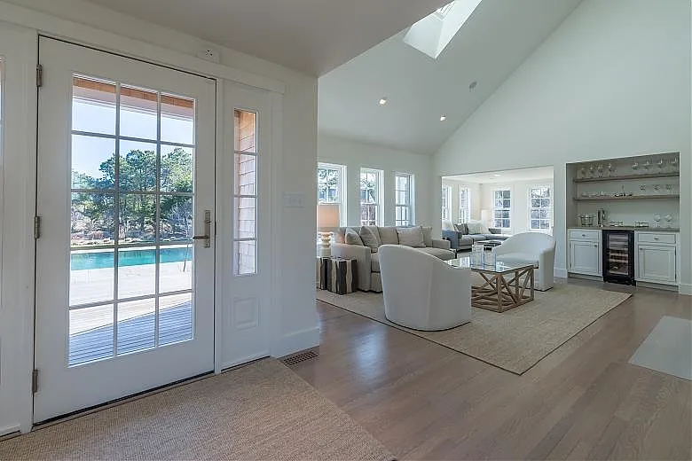 6 bed, 4.5 bath, 5426 sqft — Photo 3