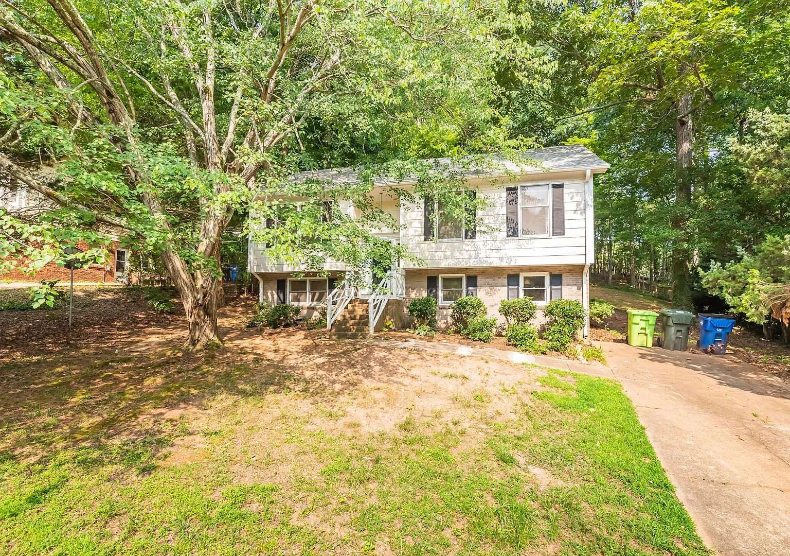 4 bedroom home with bonus room! — Photo 2