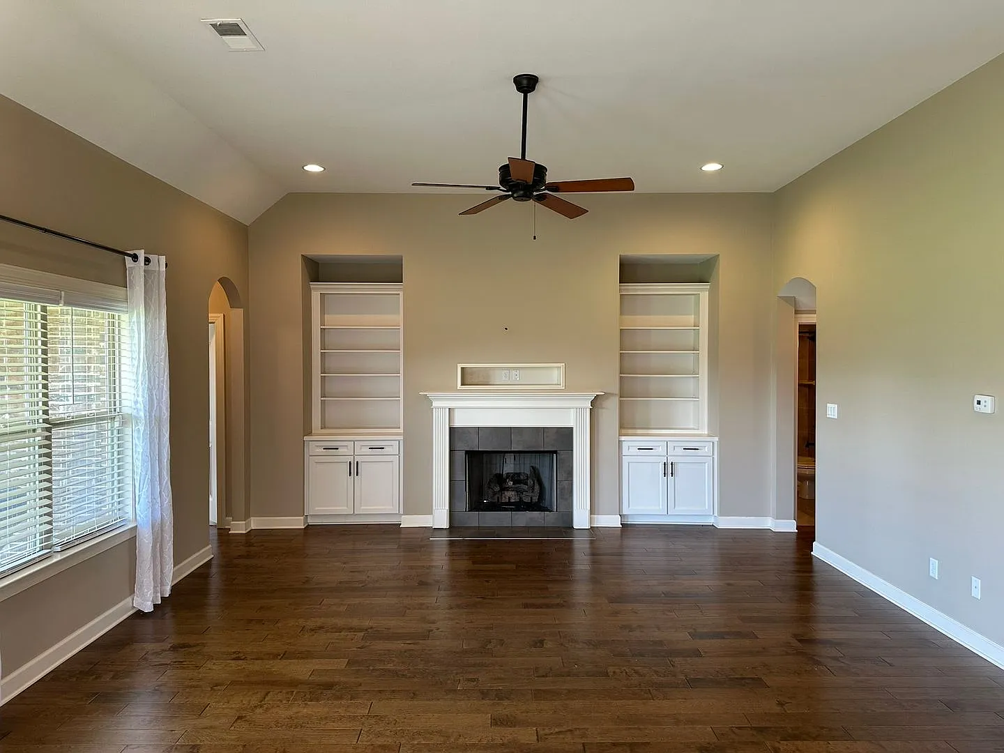 Gated Community minutes from Silo Square in Southaven! 5 BR/ 3 BA in Estates of Snowden Grove — Photo 3