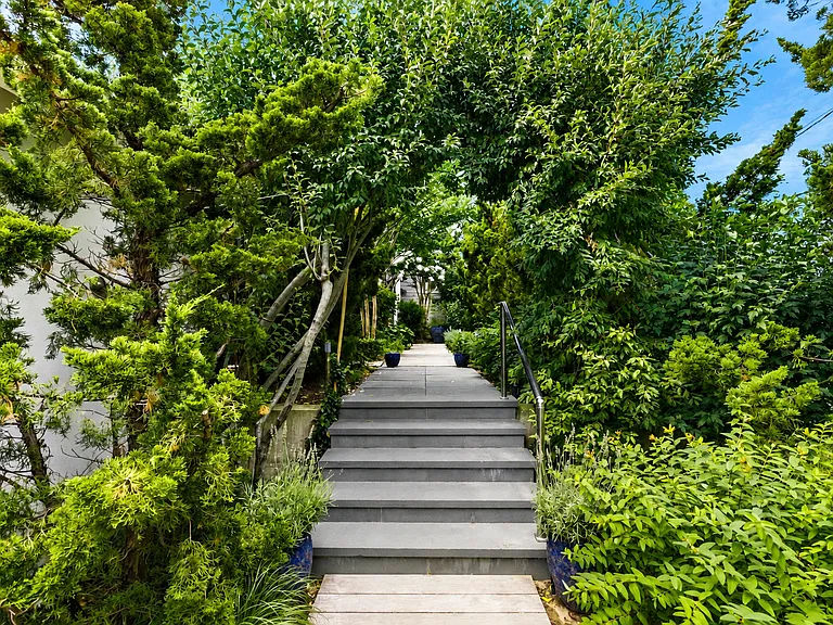 25 Hampton Rd — Photo 2