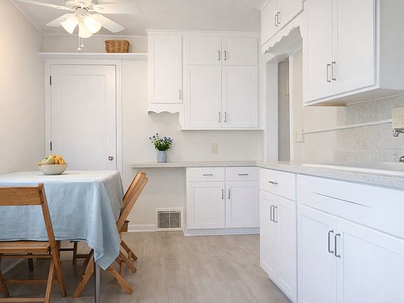 3rd image of 2711 Maple Ave NE