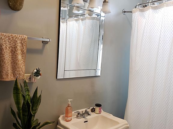 4th image of 2314 W Medill Ave #3