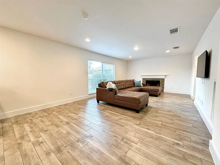 1404 Laguna Cv — Photo 4