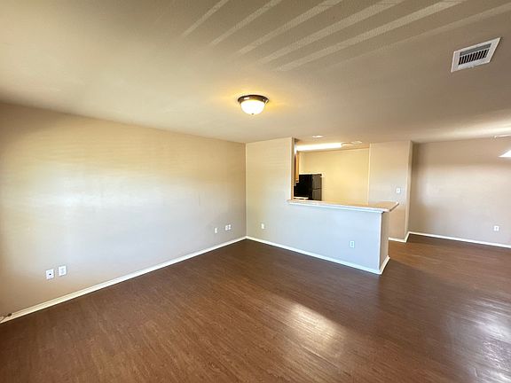 3rd image of 2725 Lovers Ln Unit 2