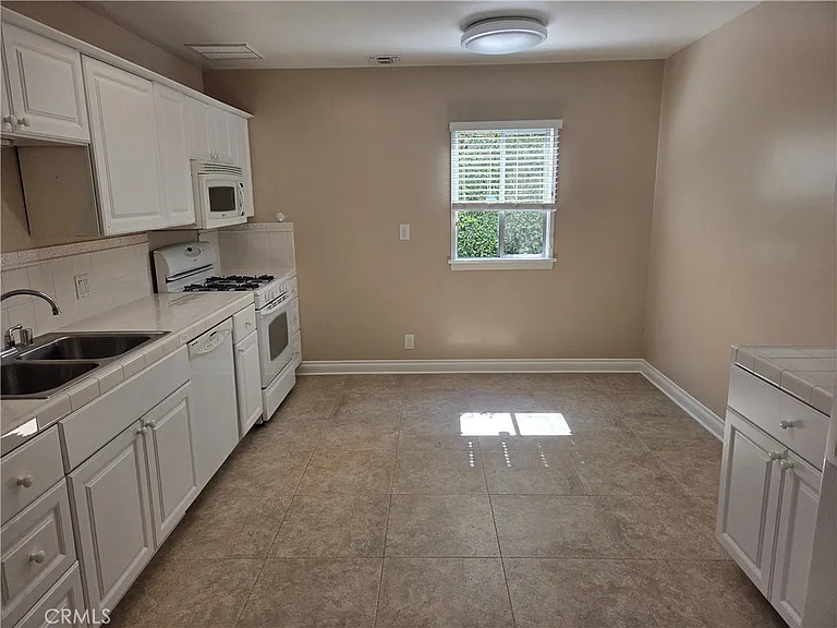 15219 Wyandotte St — Photo 8