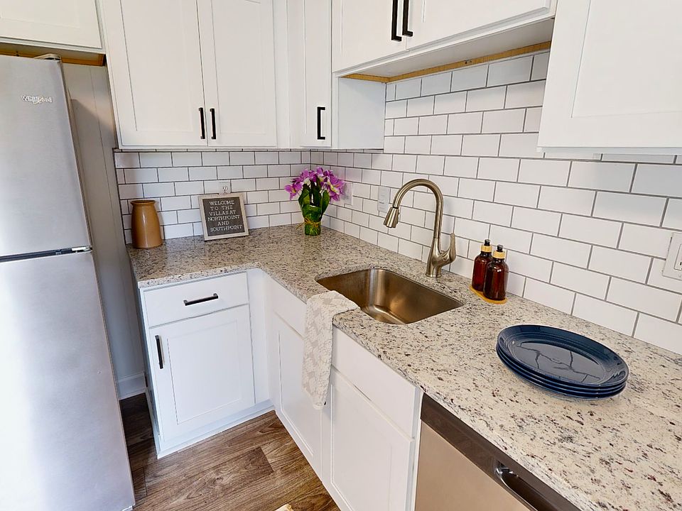 Newly Renovated 2 bed 1.5 bath-Villas at North Point and South Point Apartments