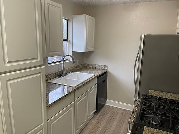 4th image of 2204 E Cesar Chavez St