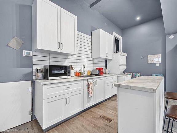 5th image of 56 E 32nd St