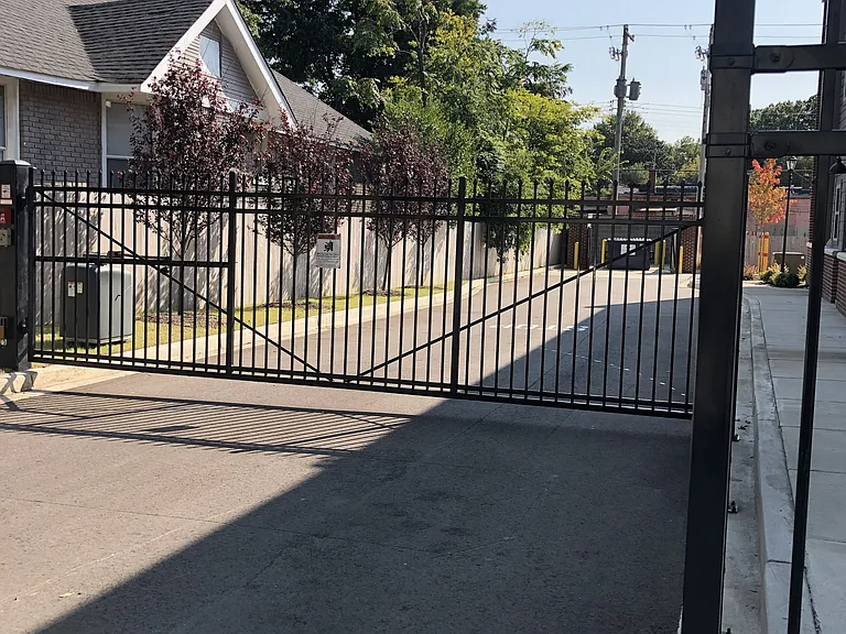 Gate access with 2 key fobs included in rent