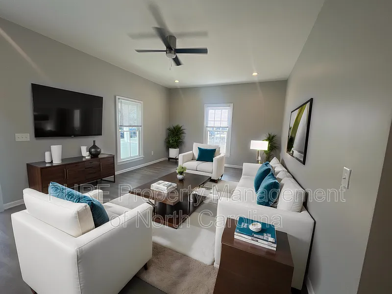 3 bed, 2.0 bath, 1745 sqft, $1,449 — Photo 2