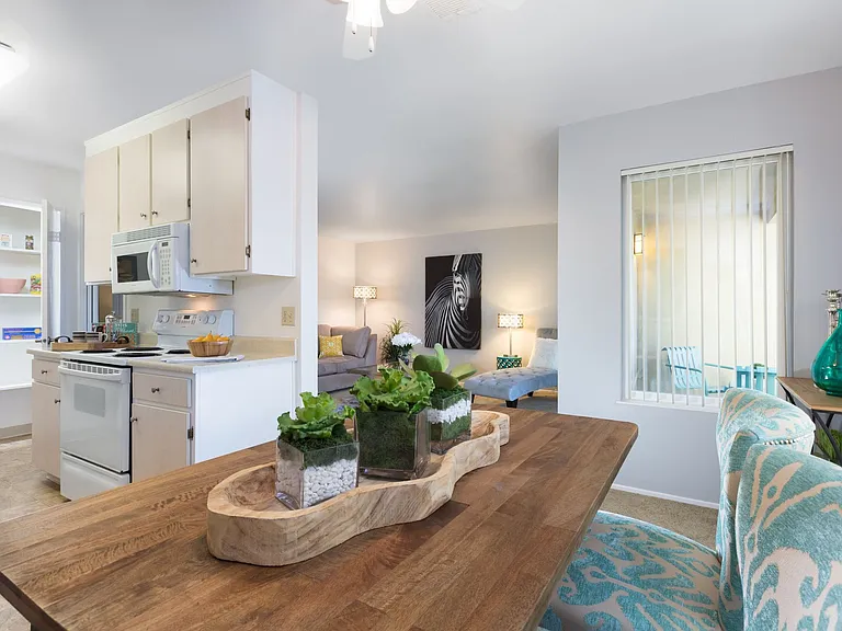 Mission Heights Apartments — Photo 9