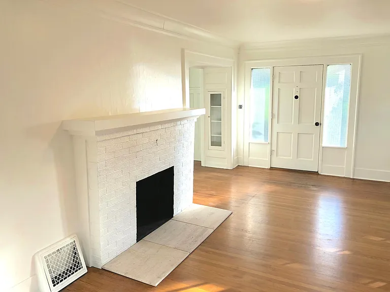 Entry into living room with cove ceiling mouldings.