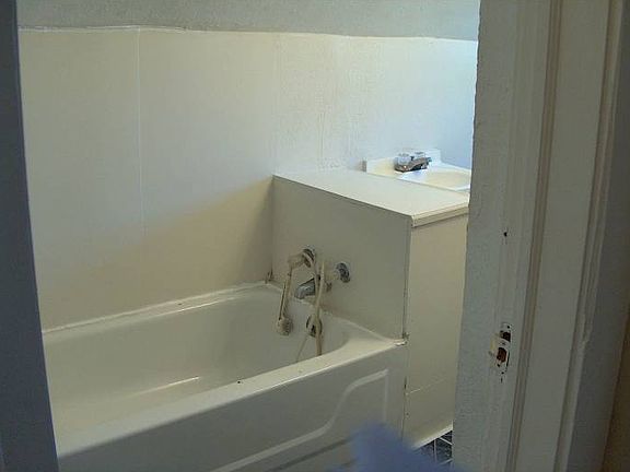 Avail 8/29 1322 Elizabeth