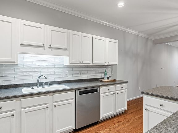 5th image of 1565 Savannah Park