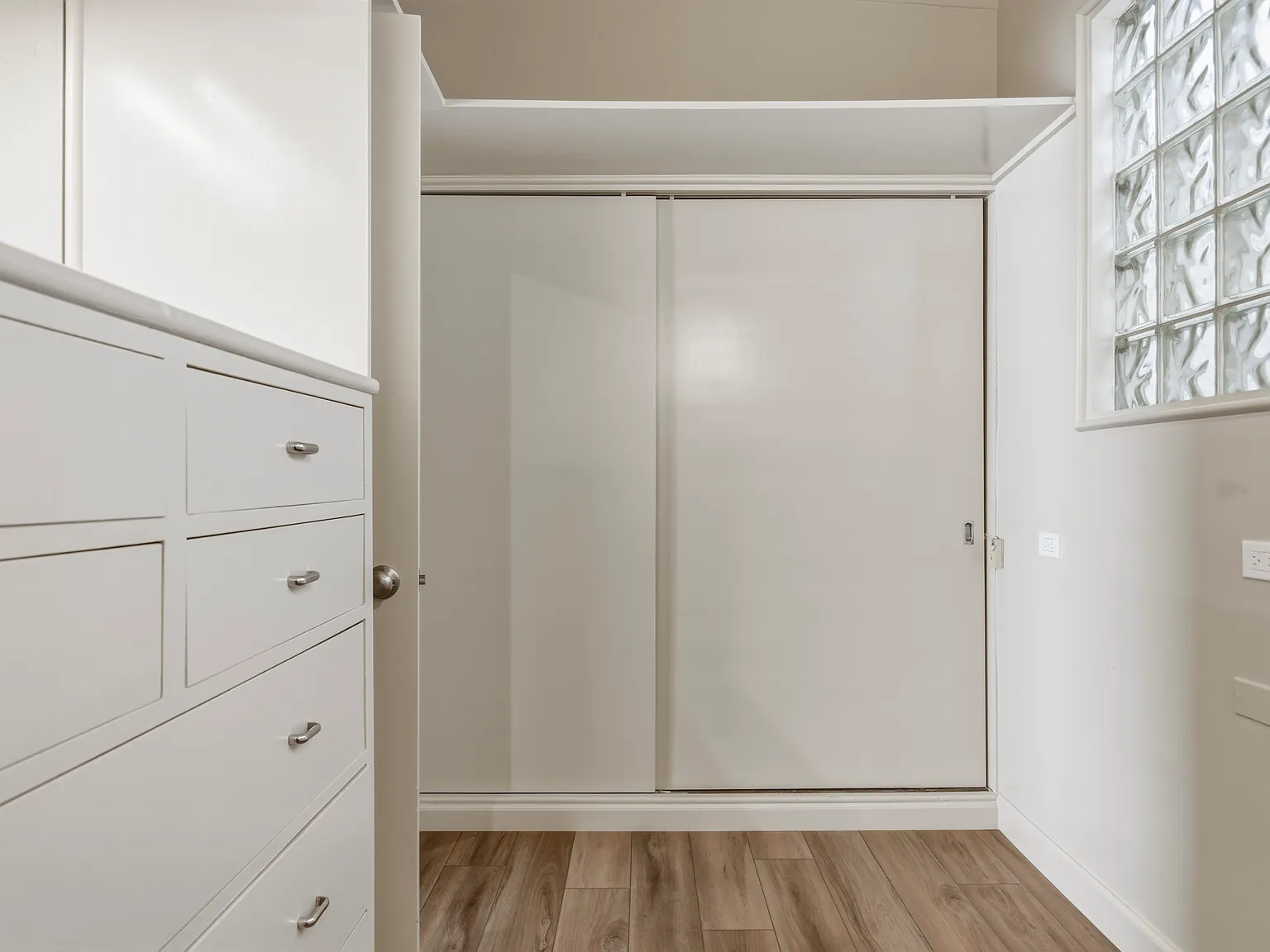 Studio, 300 sqft, $2,700 — Photo 3