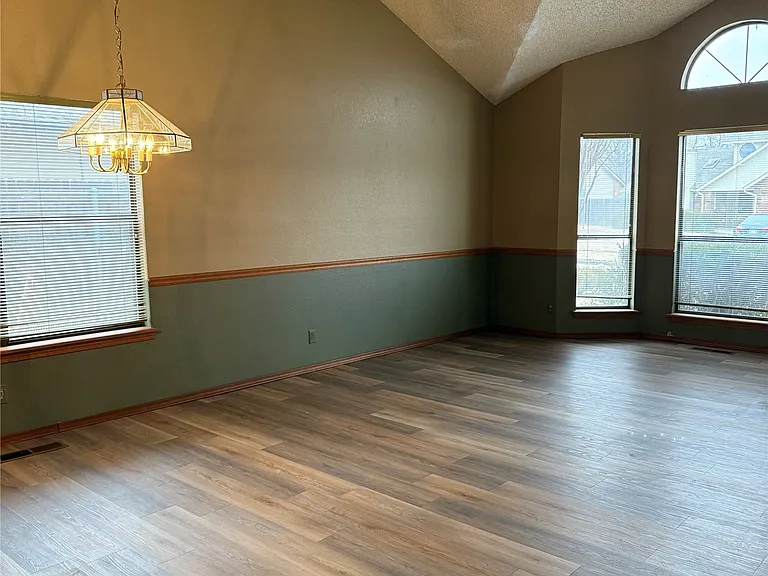 2614 S Gardenia Ave — Photo 14