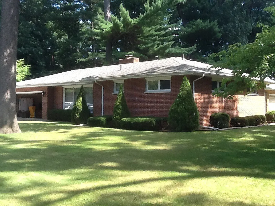 2109 Red Oak Dr photo 1