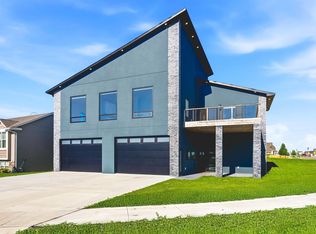 2513 15th St NW, Minot, ND 58703