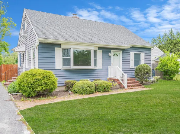 30 Millbrook Lane, Riverhead, NY 11901