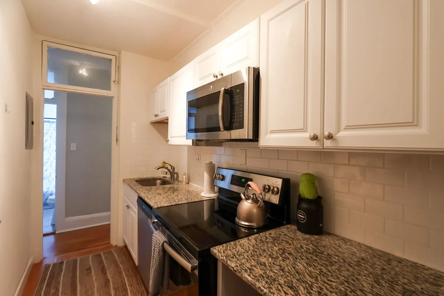 1 bed, 1.0 bath, 592 sqft, $3,141 — Photo 3