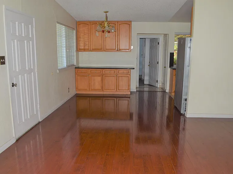 656 E Duane Ave — Photo 4