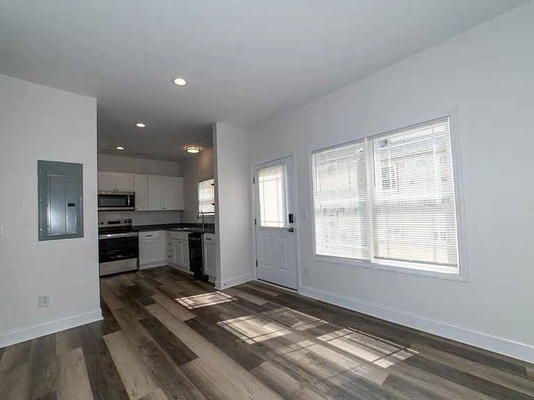 Midway Townhome — Photo 8