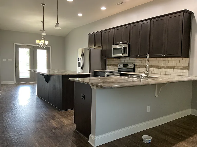 217 Kendall Dr — Photo 2