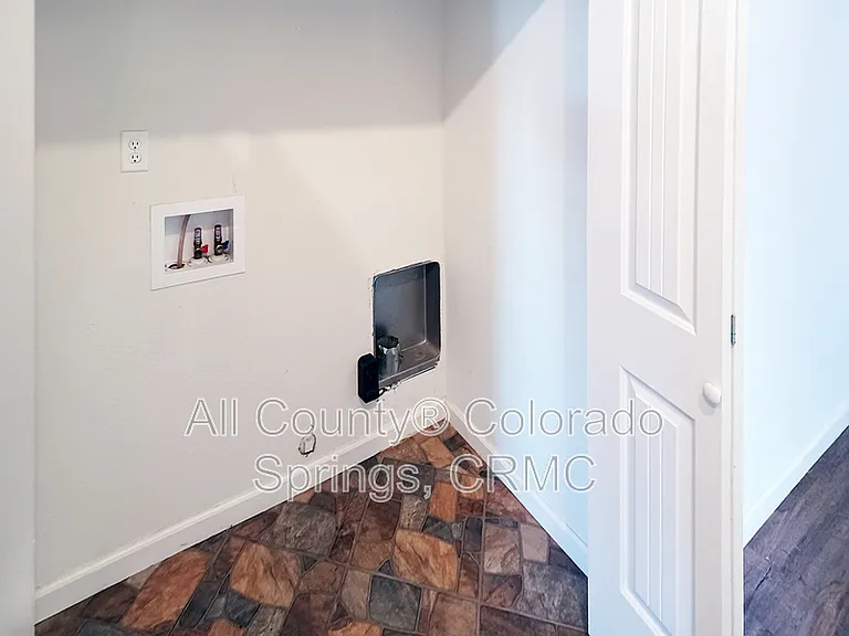 53 Royal Crest Dr — Photo 24