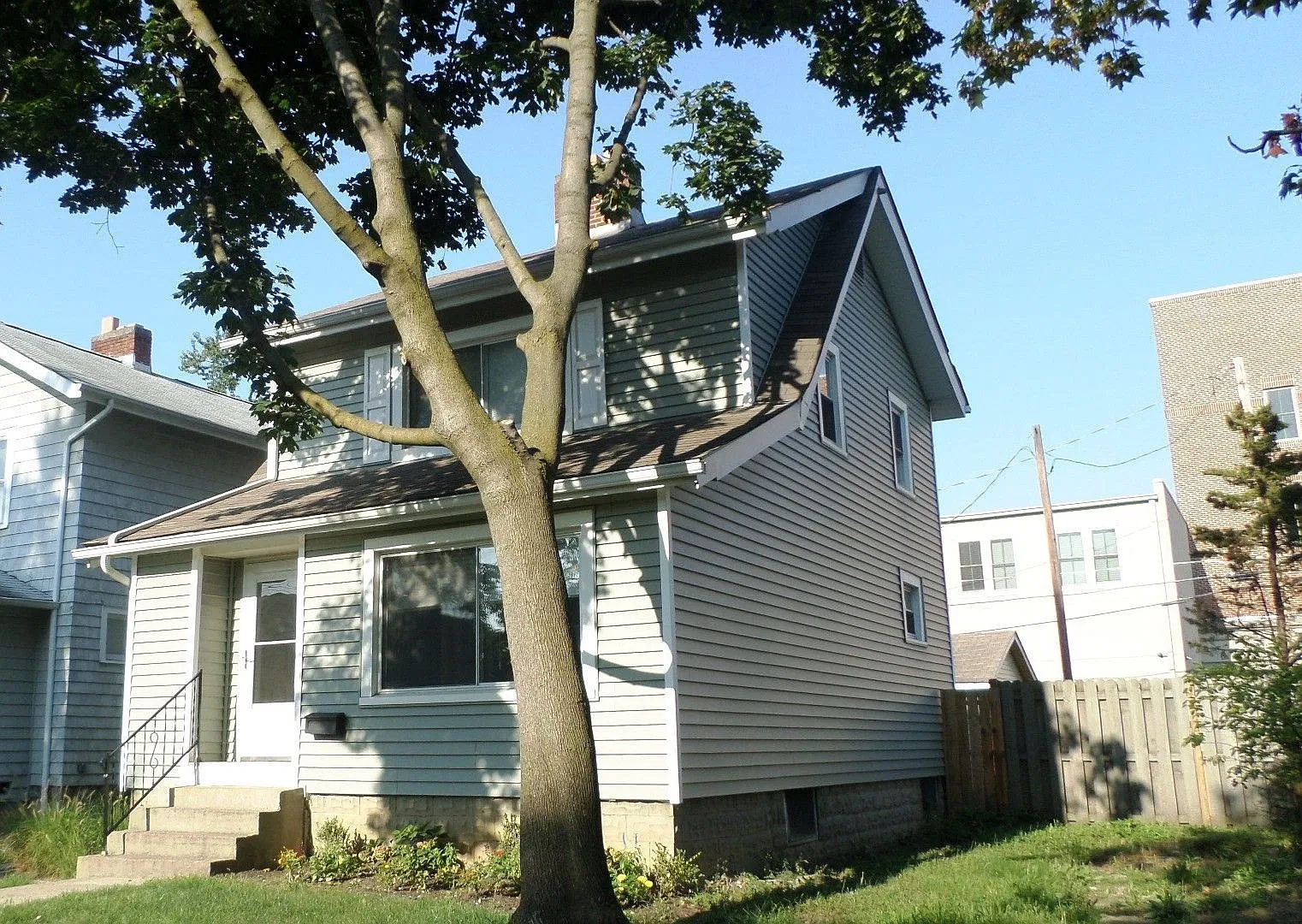 Rare Grandview 2 Bedroom Single Family Home — Photo 1